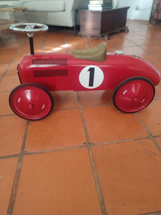Carro vintage vermelho Vilac