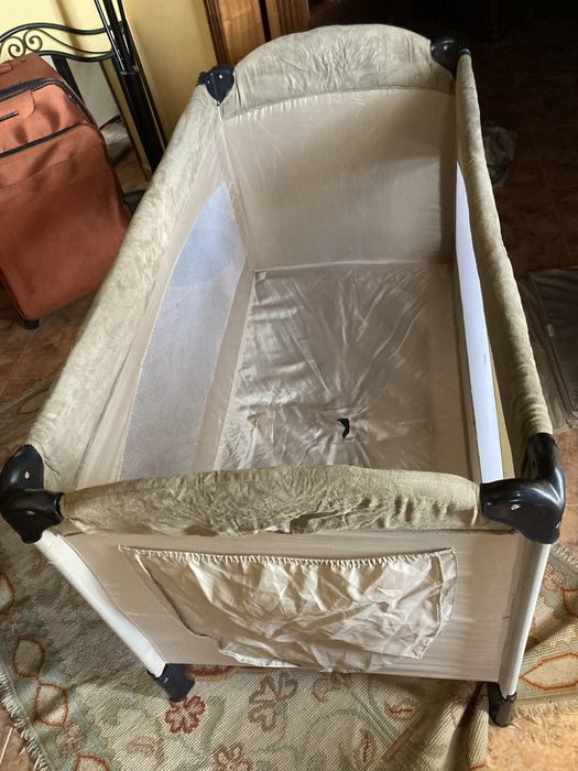 Cama de viagem ou parque em bom estado