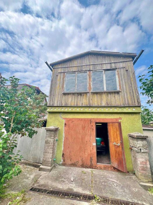 Продається ВИДОВИЙ 2-х поверховий будинок з двома гаражами,