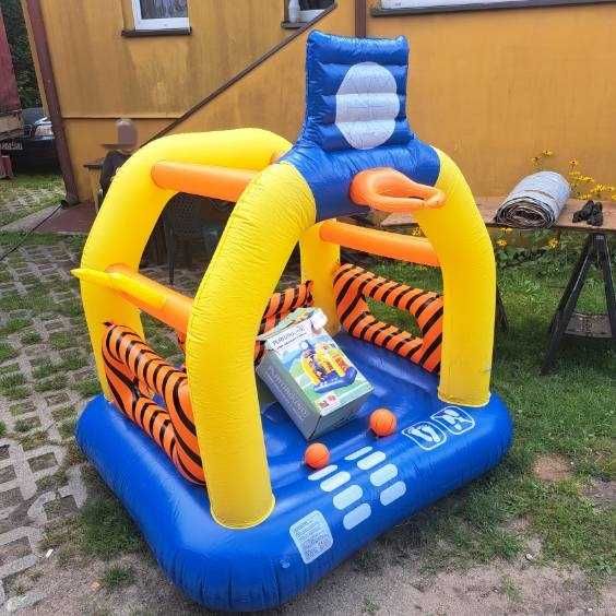 Zamek dla dzieci z koszem i dwoma półkami.