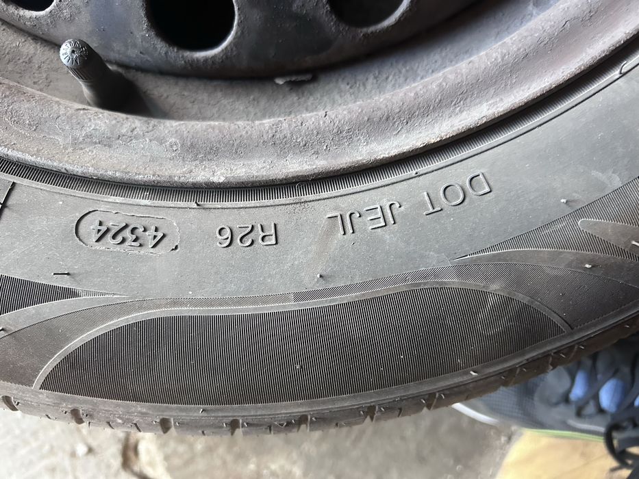 Koła na felgach stalowych o rozstawie 4*100 , 15 cali