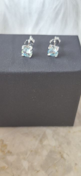 Srebrne kolczyki z jasnoniebieskim moissanitem 0.5 ct x 2