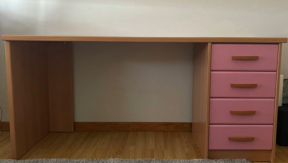 Secretária de madeira com gavetas