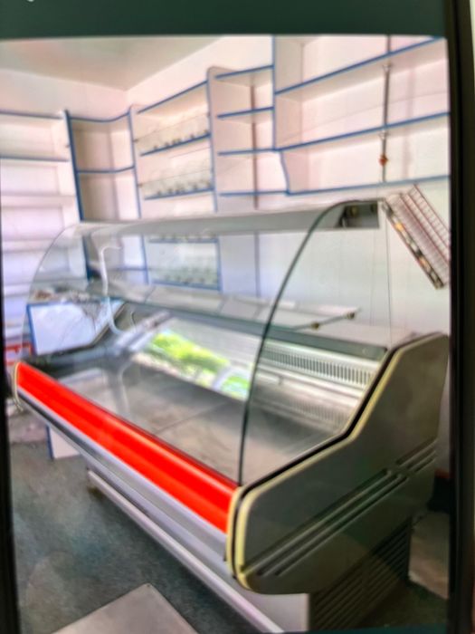 Продам вітрину холодильну для магазину