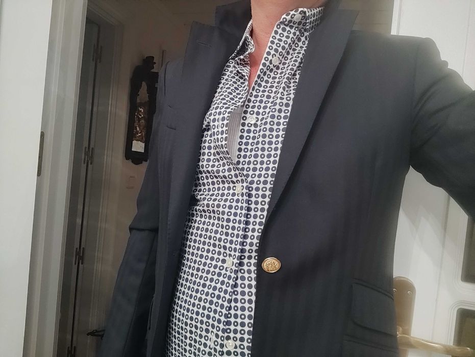 Blazer espinhado azul escuro botões dourados forro vermelho. Oficina Mustra. Luxo