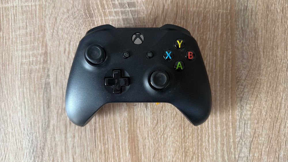 Xbox one X + 2 comandos originais
