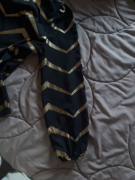 Blusa preta com listras douradas nova M