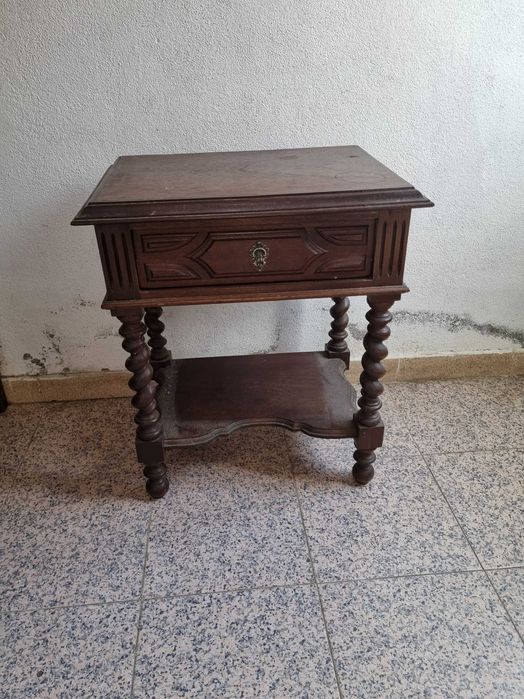 Mesa de Cabeceira Antiga boa Madeira em bom estado