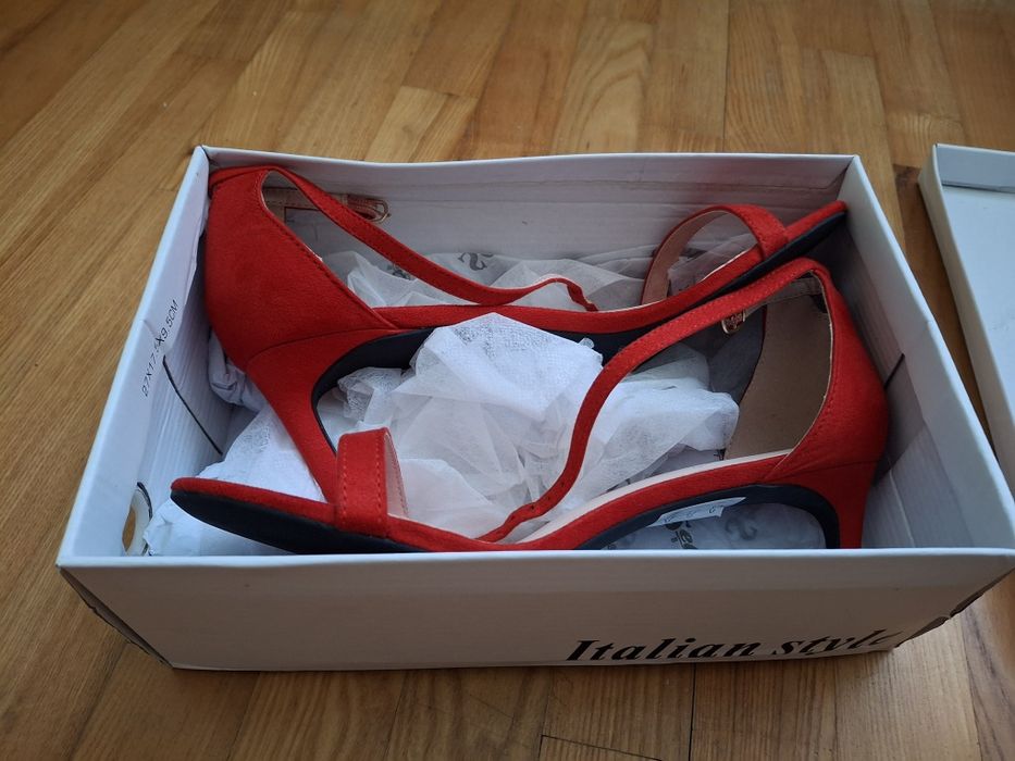 Piękne czerwone szpilki