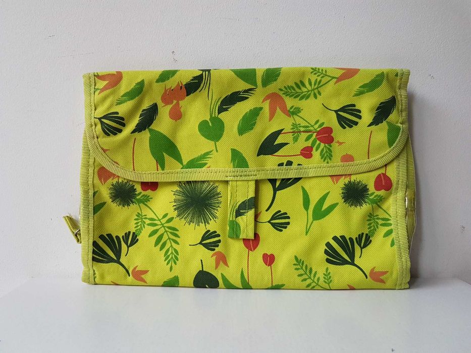 Rozkładana wisząca kosmetyczka zielona w liście i kwiaty Yves Rocher