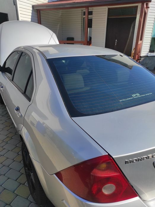 Машина на повному ходу сів і поїхав.