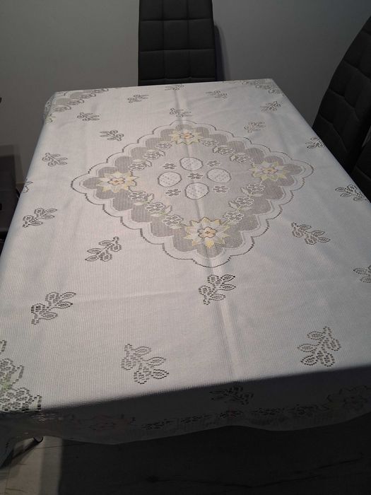 Obrusy trzy sztuki i pojemnik ceramiczny na jaka