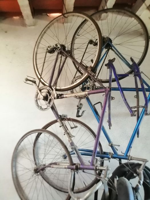 Várias peças de bicicleta