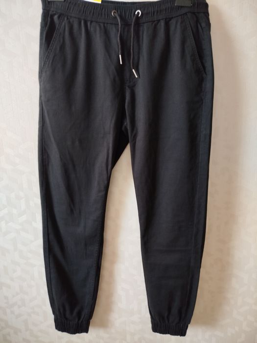 Nowe  czarne spodnie jogger rozmiar 32