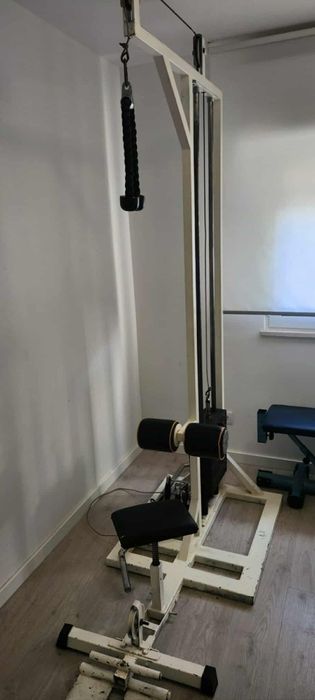 Ginásio, várias máquinas de musculação