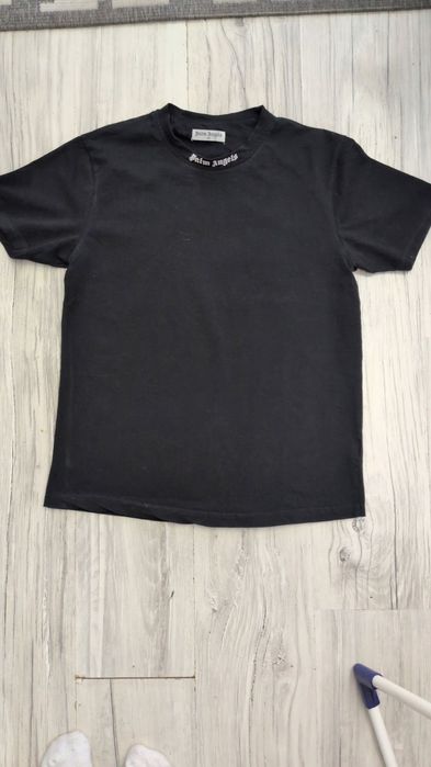 Czarny T-shirt z gotyckim nadrukiem logo Styl Streetwear