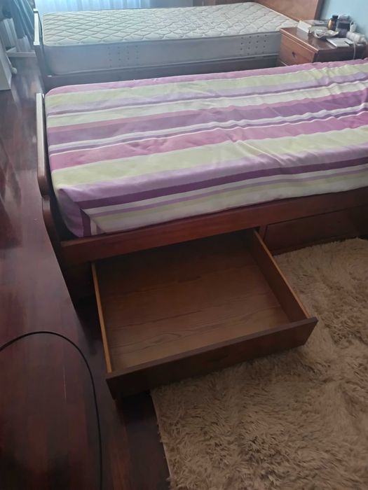 2 Camas de solteiro com estrado e colchão