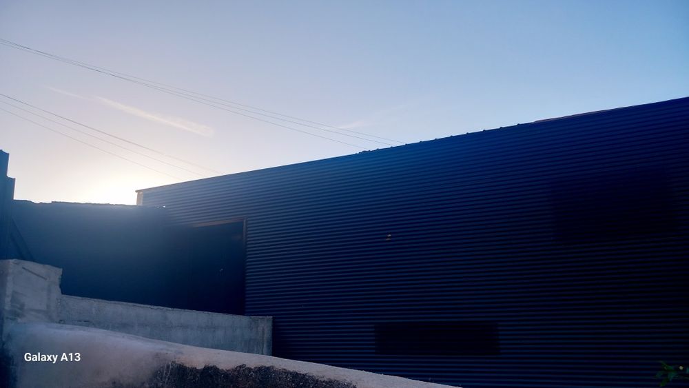 Espaçoso Armazém de 200m² com Cais de Carga no Centro da Trofa