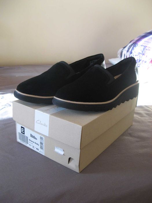 Czarne mokasyny marki Clarks