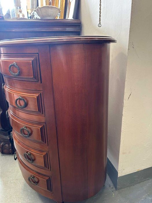 Stylowa owalna komoda z szufladami