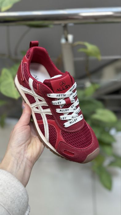 Кросівки жіночі натуральні червоного кольору