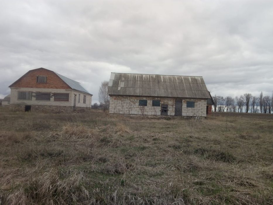 Будинок  біля річки