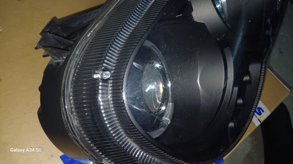 Lampa prawa chrysler 300 C  ring