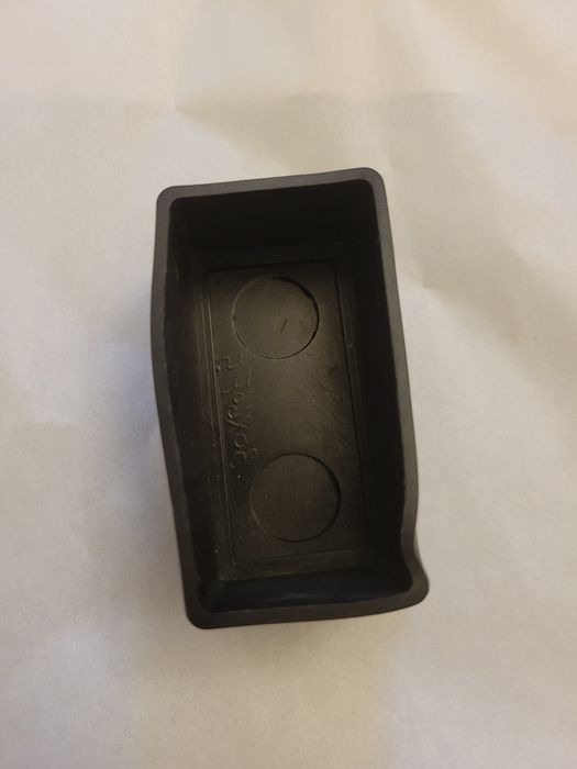 Pés de borracha preto