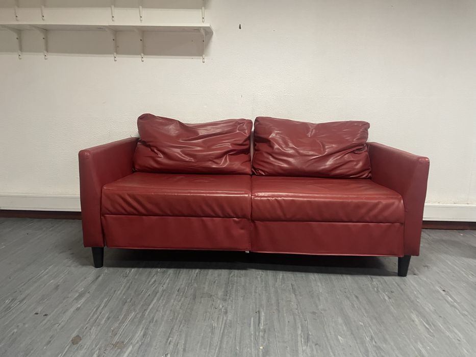 sofá vermelho em pele sintética