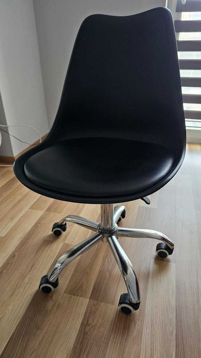 krzesło czarne obrotowe