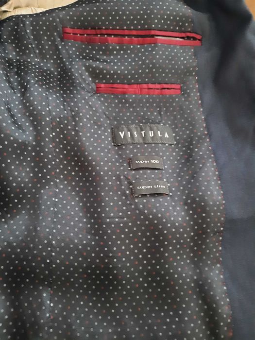 Granatowy garnitur męski marki vistula.