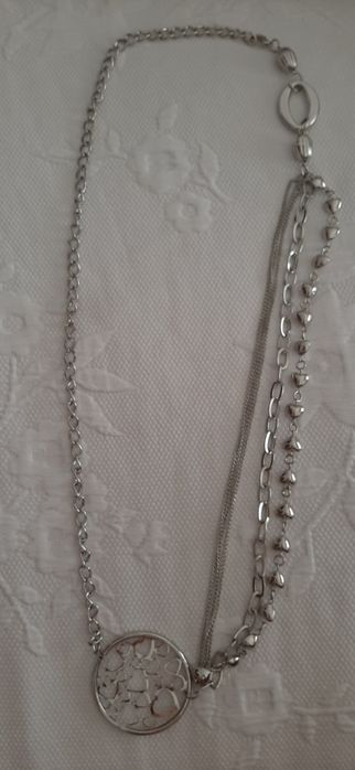 Colar prateado com várias correntes para usar de várias maneiras