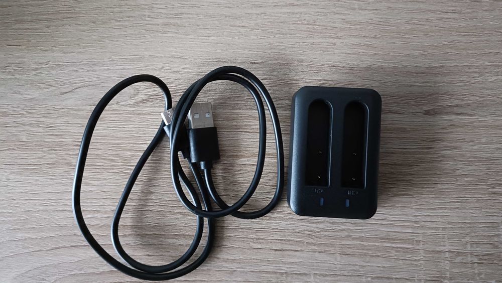 5 Baterias  NP40 e carregador.