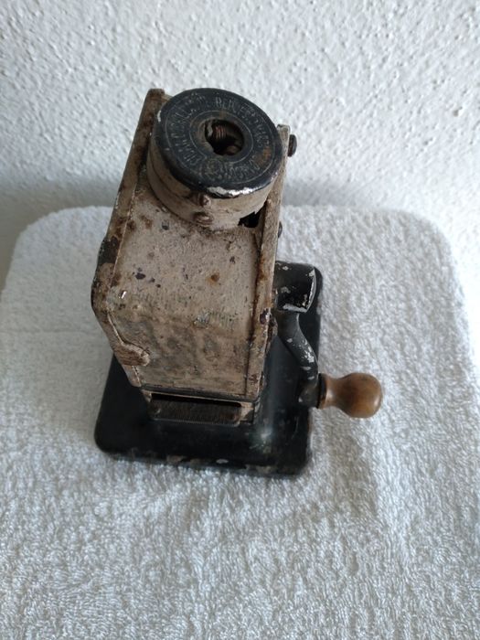 Afiador de lápis antigo