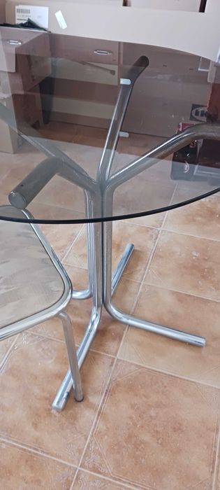 Conjunto de mesa e 6 cadeiras, elegante e funcional