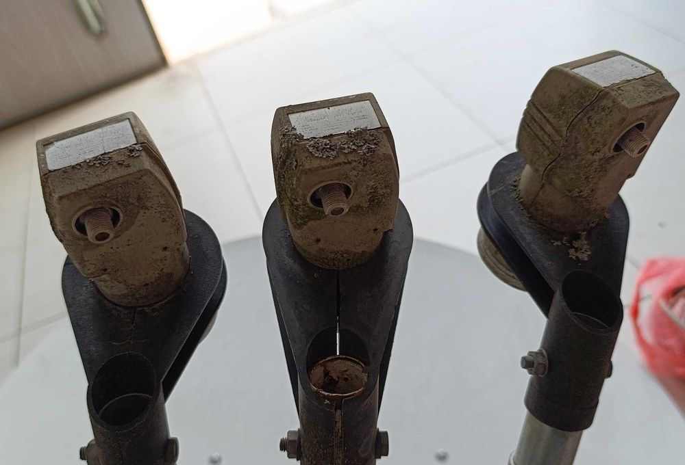 Супутникова антена (параболічна) з проводами та кріплення до неї