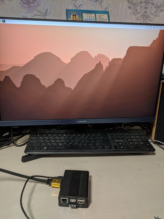 Міні ПК Raspberry Pi Model 3 в робочому стані