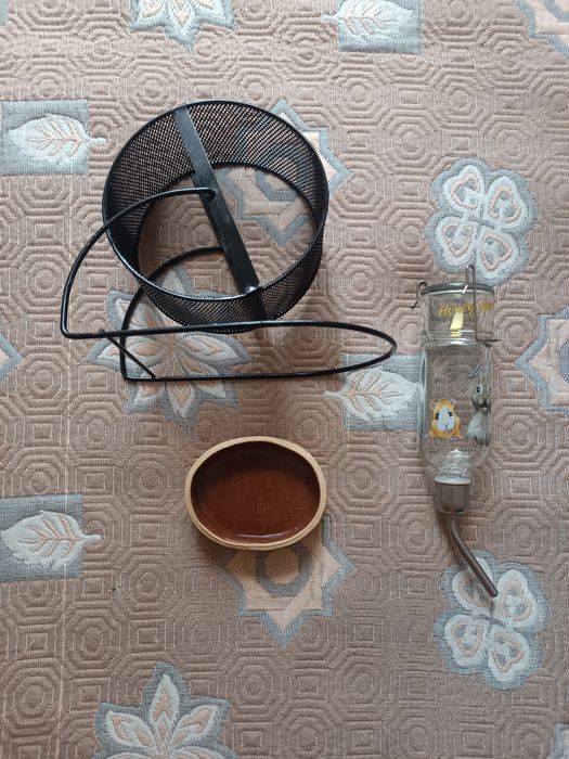 Стеклянная поилка для грызунов.