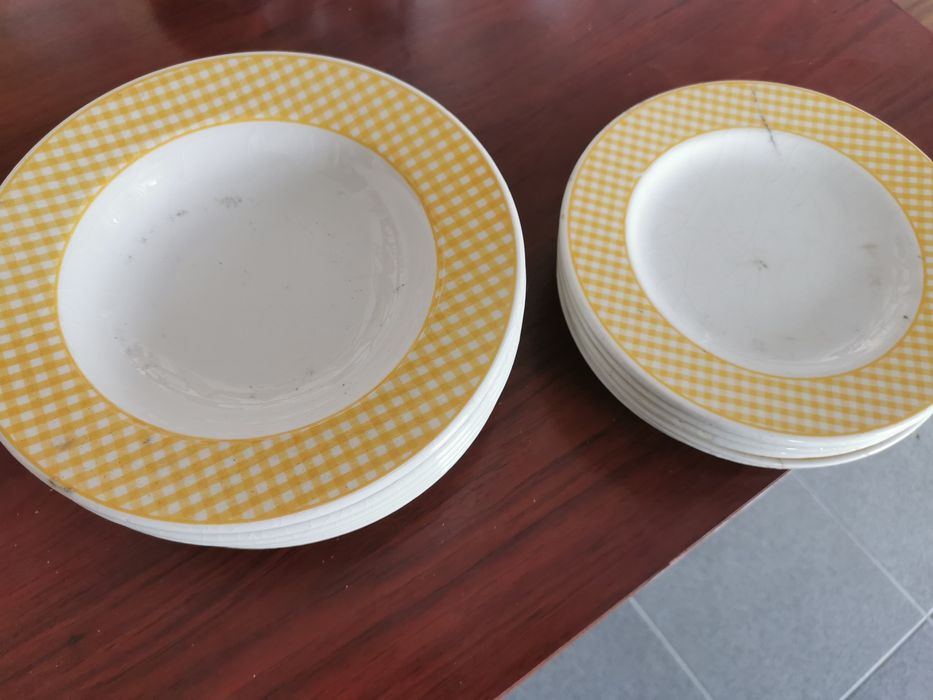 Pratos de louça diversa.