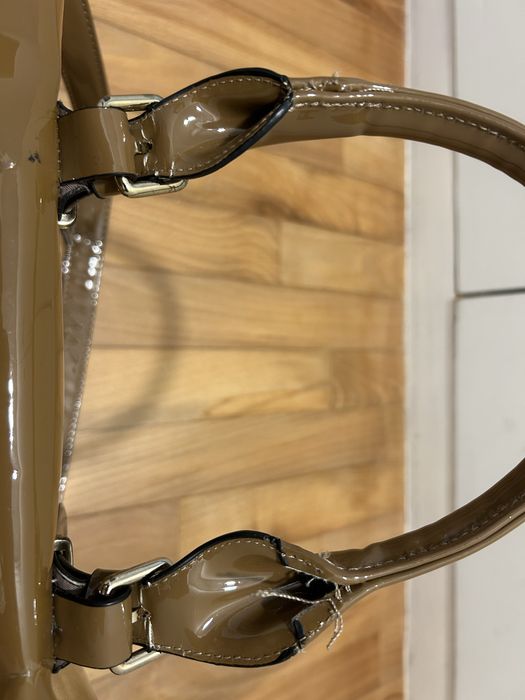 “RESERVADA” = Carteira beje espaçosa