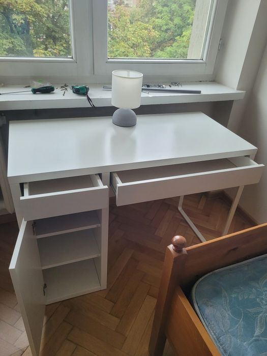 Białe biurko IKEA
