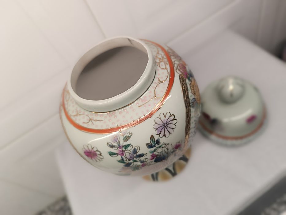 Pote com Tampa em Porcelana Pintada – Estilo Oriental – 29 cm