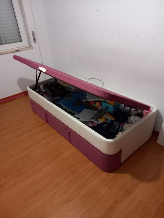 Sommier com estrado elevatório + 2 colchões  + comoda com toucador