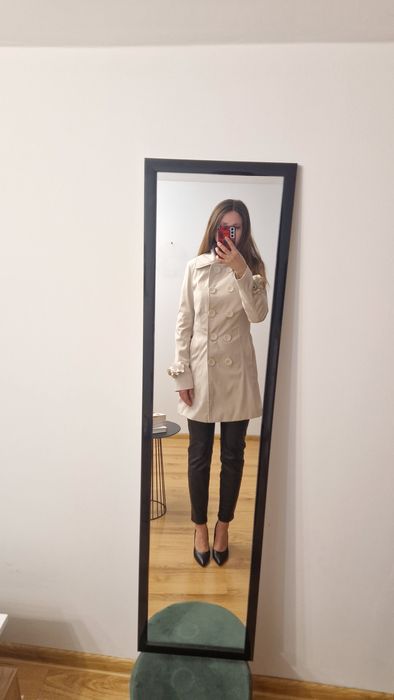 Elegancki wiosenny damski płaszcz trencz