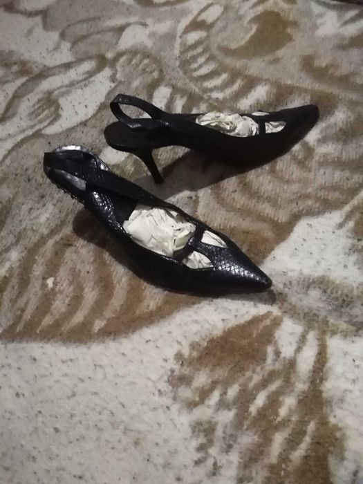 Жіноче взуття 37