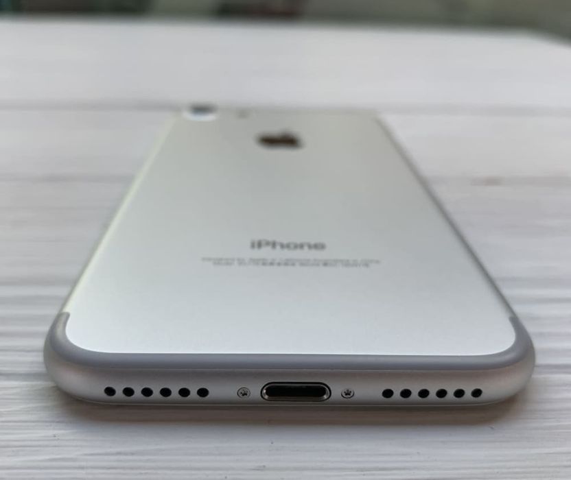 .Apple iPhone 7.