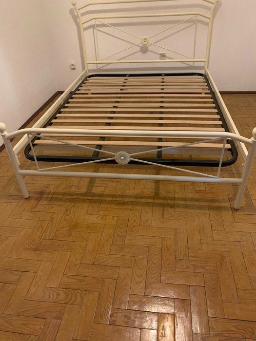 Cama de casal em ferro com estrado e colchão