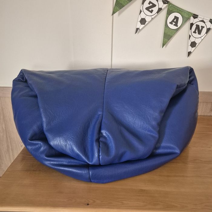 Puff em pele sintética azul