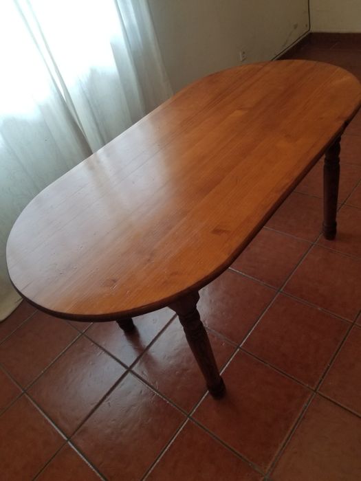 Mesa de cozinha ou sala, madeira e tampo oval,