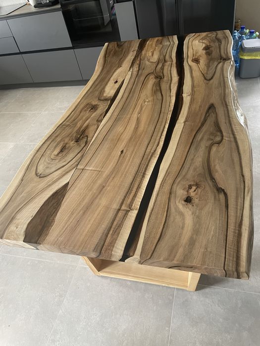 Стіл з горіха 2/1 м з епоксидною смолою